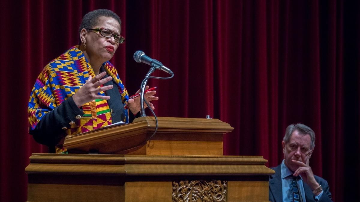 Julianne Malveaux speaking at 赌博娱乐平台网址大全